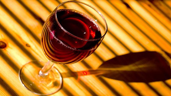 Mal di testa da vino rosso: la scienza spiega perché viene (e come si evita)