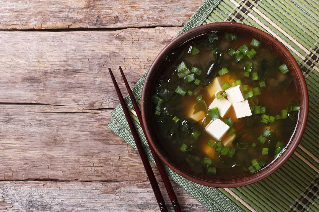 Zuppa di miso, la ricetta giapponese che fa bene alla salute