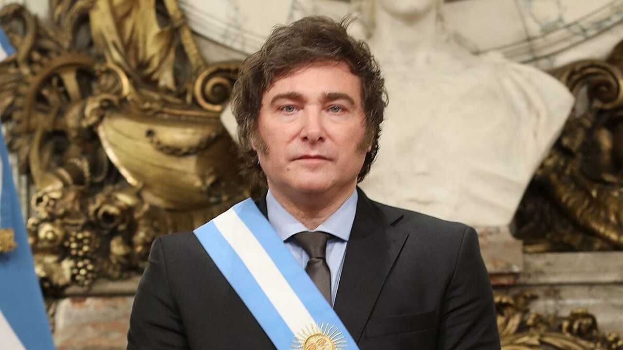 Il neo presidente argentino reintroduce gli stipendi in natura