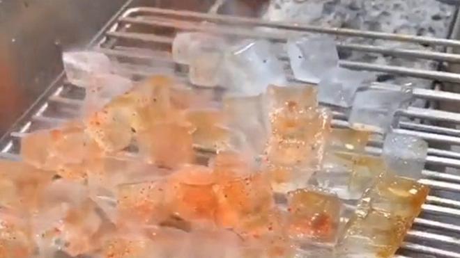 I cubetti di ghiaccio grigliati conquistano lo street food cinese