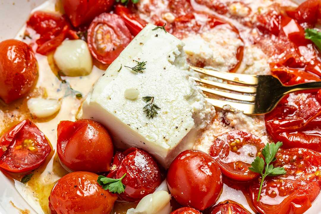 Feta al forno con pomodorini, la ricetta dell’antipasto di Salonicco