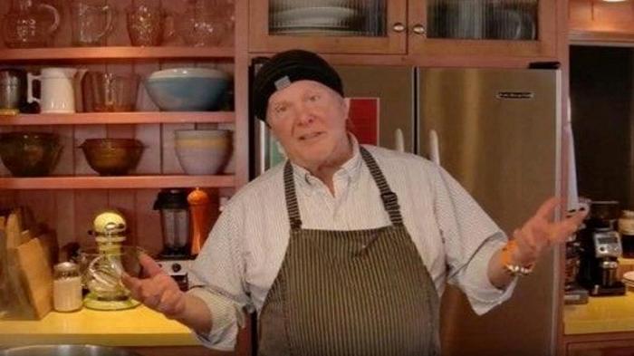 Mario Batali torna in veste di chef, ma dalla cucina di casa sua