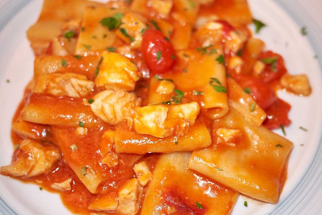 Paccheri con pesce spada, la ricetta del ragù di pesce ben legato