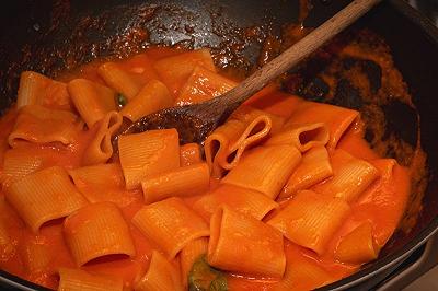 Lessate i paccheri e condite la pasta