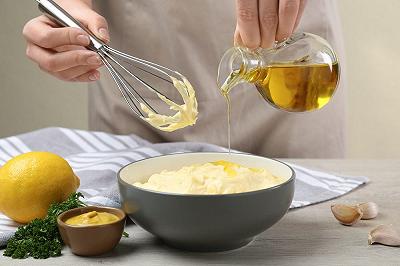 Mescolate gli ingredienti e montate con l'olio.