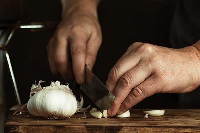 Pulite le teste d'aglio