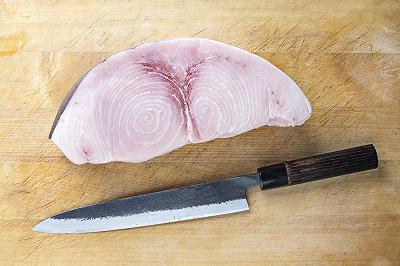 Pulite e tagliate il pesce spada