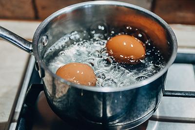 Cuocete le uova e tagliate il Salame