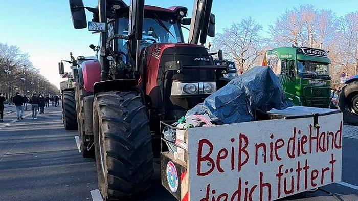 Le autostrade tedesche sono invase da sfilate di trattori