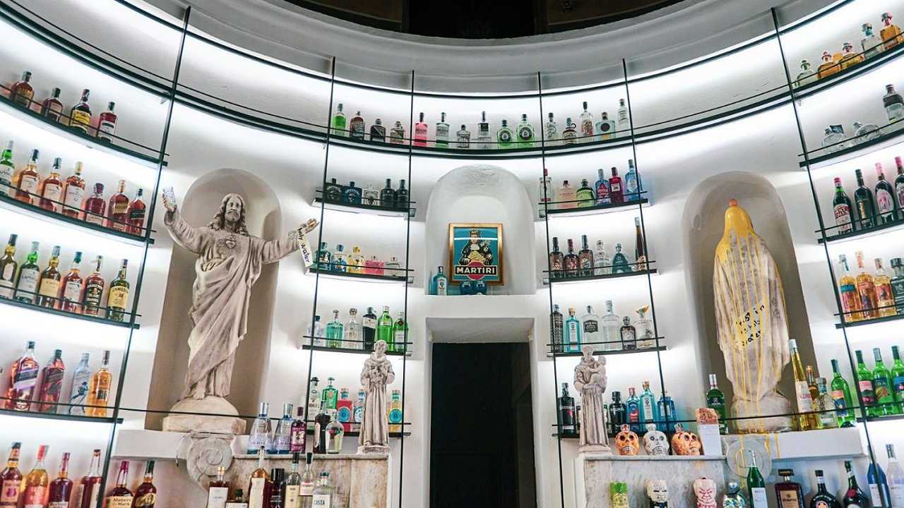 Gesù che beve acqua santa e la Madonna con un Martini: bar rischia la chiusura perché blasfemo