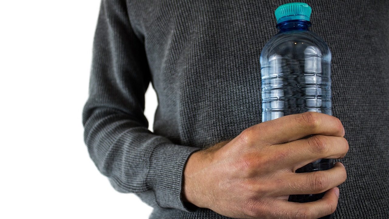 Bere l'acqua in bottiglia potrebbe non essere una buona idea