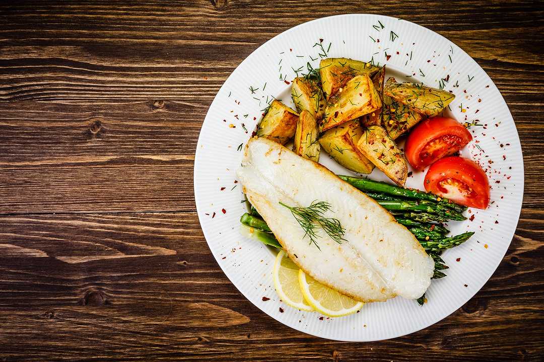 Filetti di cernia al forno con patate, la ricetta per esaltare un pesce prelibato