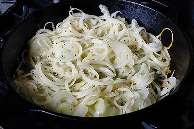 Cuocete le cipolle con l'olio e il burro