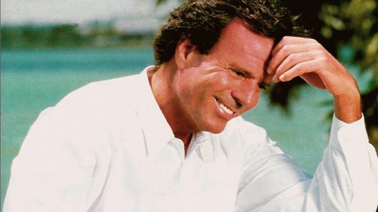 Julio Iglesias uno di noi: fermato in aeroporto con troppo cibo in valigia