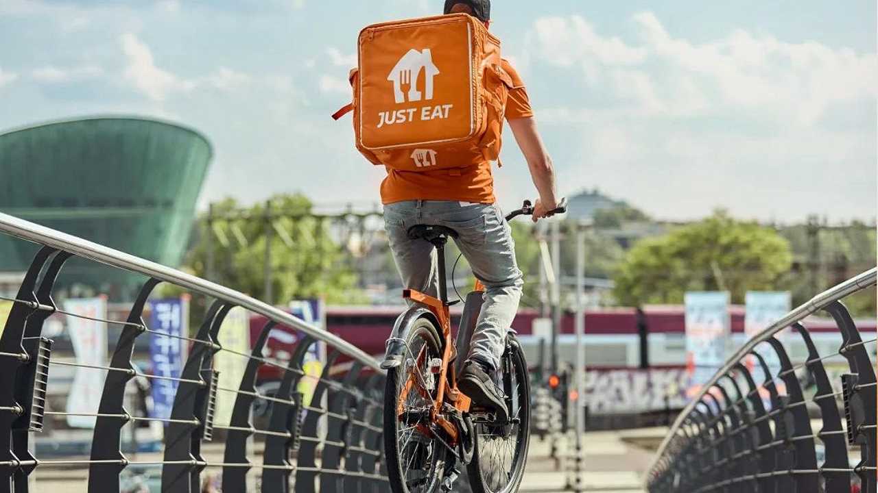 Just Eat interrompe il suo servizio di delivery a Parigi