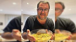 Matteo Salvini cucina un risotto ai funghi, “grazie alla tecnologia”