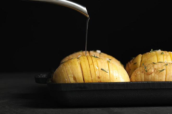 olio versato su patate hasselback