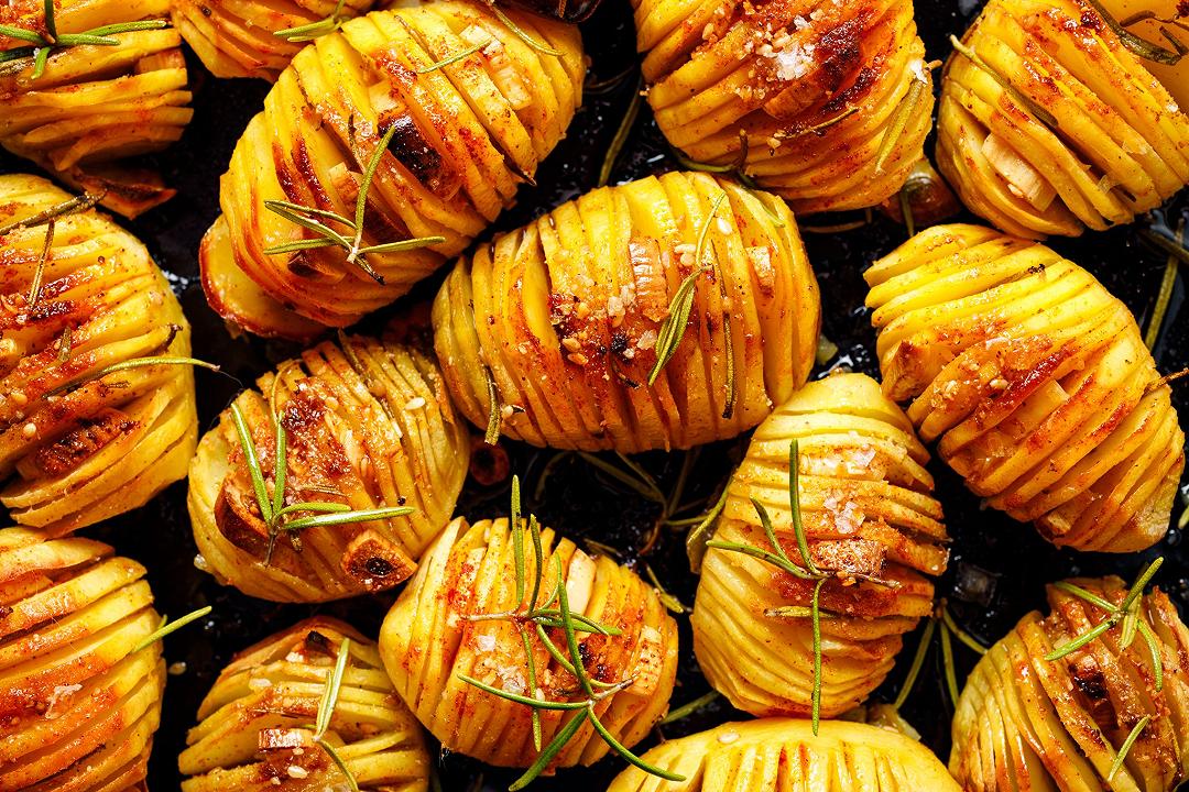 Patate Hasselback, la ricetta svedese delle patate al forno belle da vedere