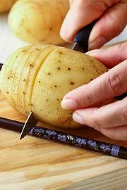 Lavate e tagliate le patate
