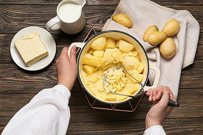 Cuocete e schiacciate le patate