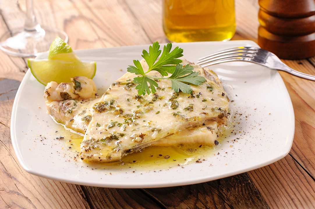 Pesce spada in padella, la ricetta semplice con un boost di limone