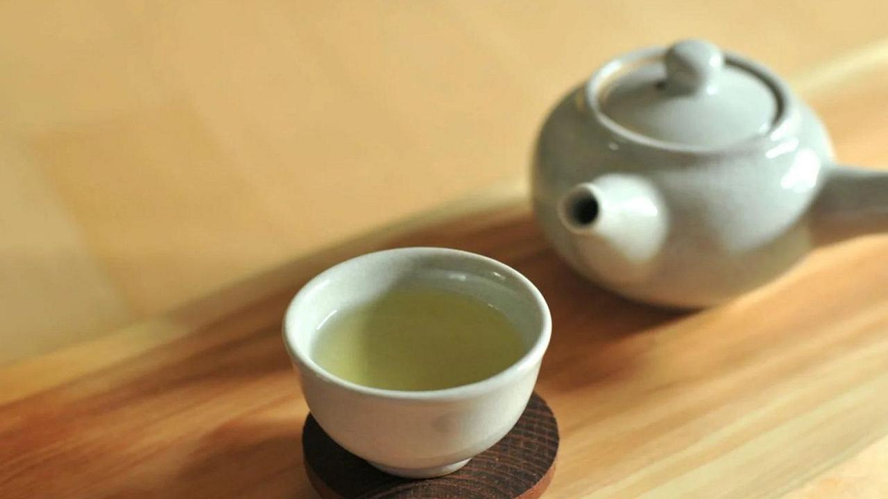 Il tè verde farà anche bene, ma può anche renderti più felice?