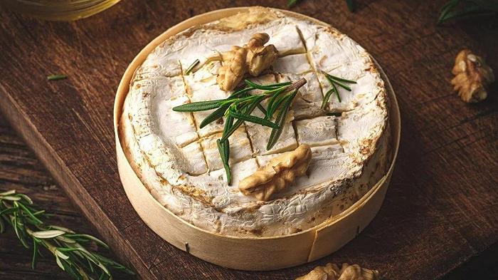 I Francesi sono preoccupati (e ne hanno motivo): il Brie e il Camembert sono a rischio estinzione