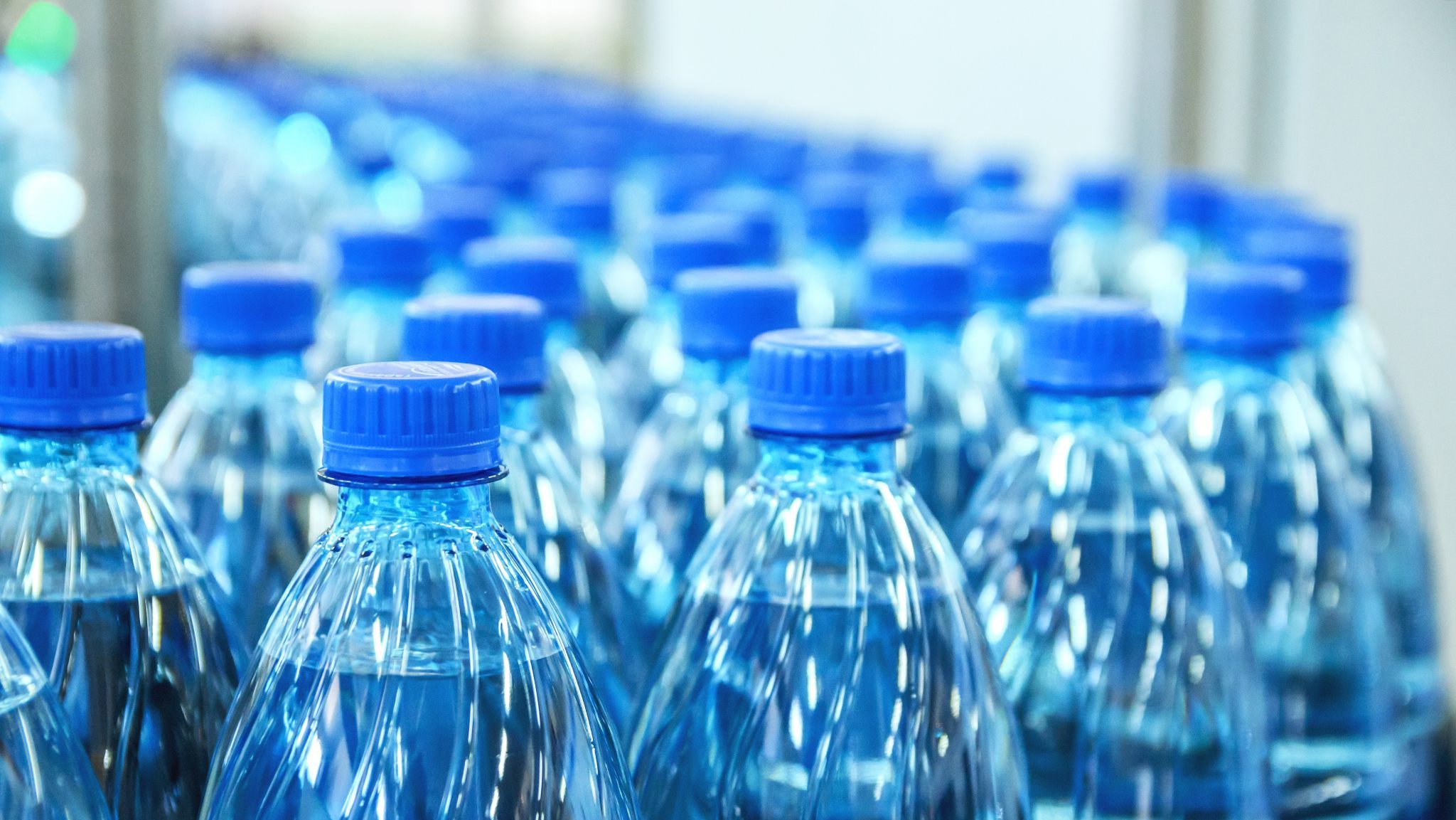 Particelle di plastica nel 93% dell'acqua in bottiglia 