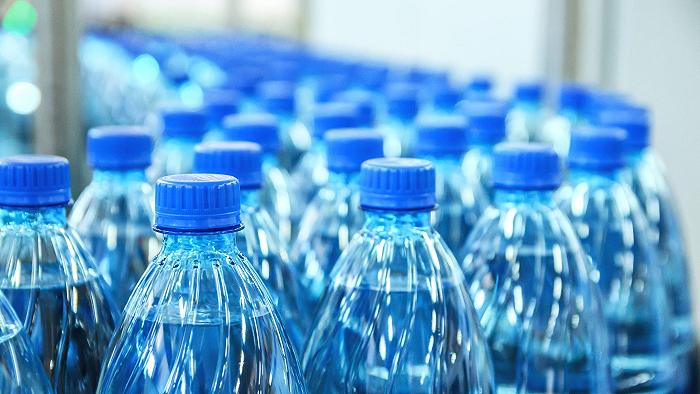 Perché beviamo acqua in bottiglia?
