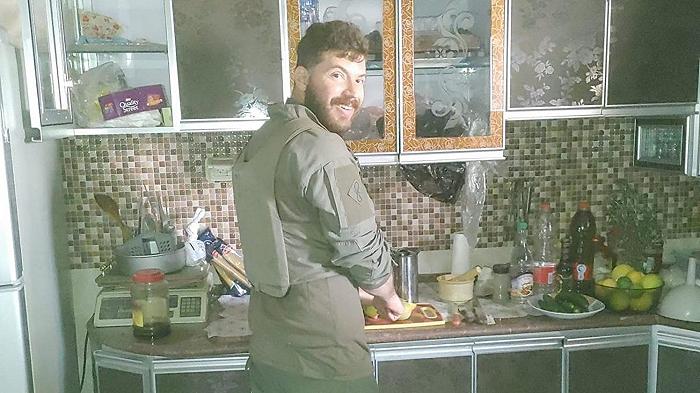 Bruschette a Gaza: i soldati israeliani cucinano nelle case dei palestinesi sfollati (e se ne vantano)
