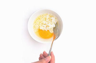 Sbattete le uova e mescolate al riso