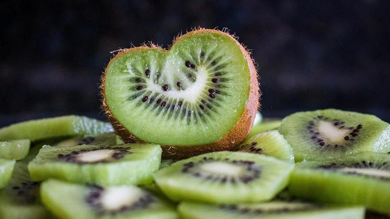 Altro che una mela al giorno: mangiare kiwi può migliorare la salute mentale, svela uno studio