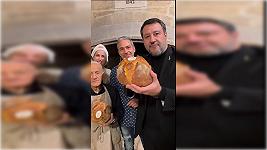 Matteo Salvini promuove il pane di Altamura. Ma non stava alle Infrastrutture?