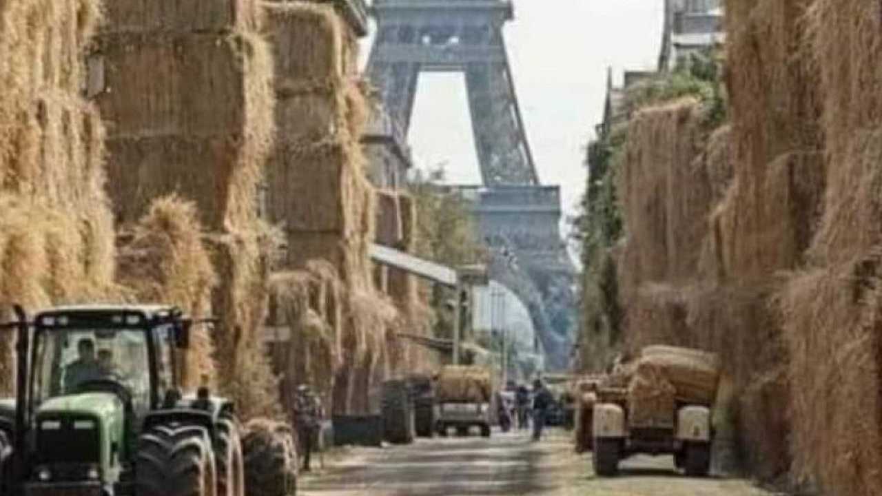 No, le proteste dei trattori non hanno assediato Parigi con barricate di fieno