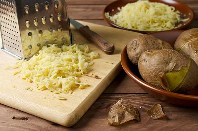 Grattugiate le patate e cuocete in padella