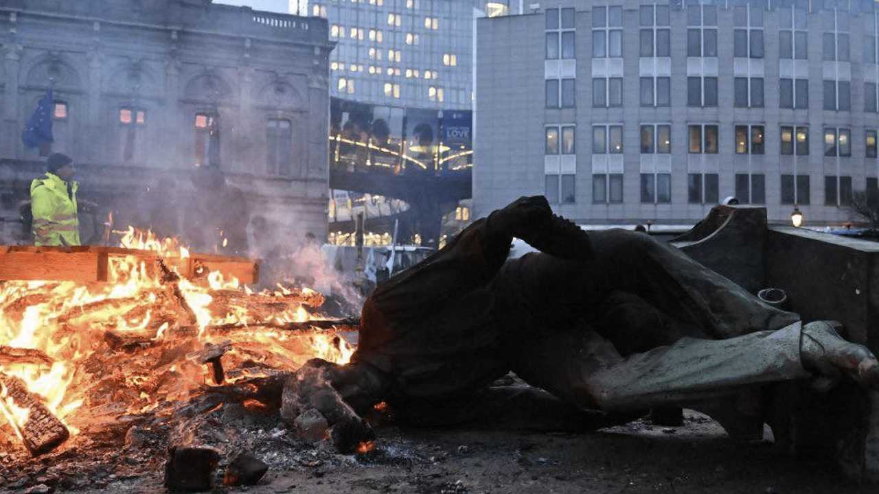 La protesta dei trattori è arrivata a Bruxelles: distrutta una statua davanti al Parlamento Eu