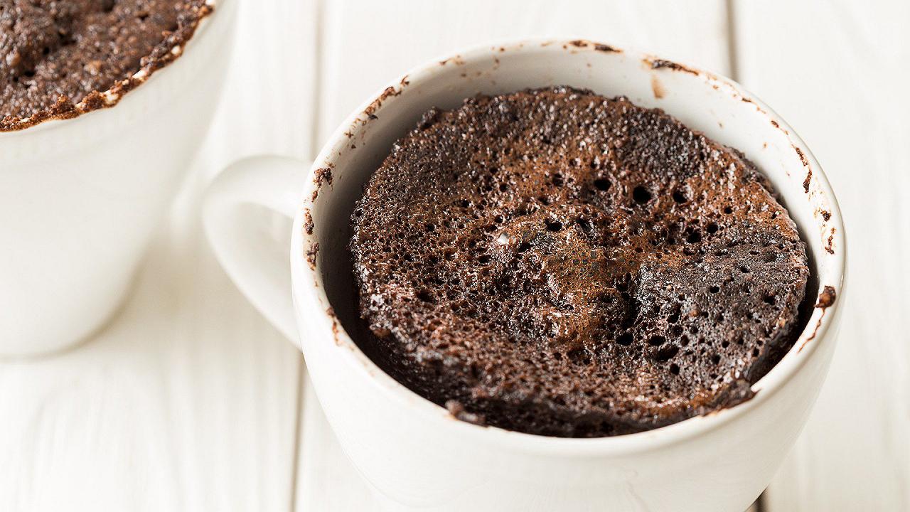 Torta in tazza (Mug cake), una ricetta ricca di cioccolato che cuoce in 2 minuti