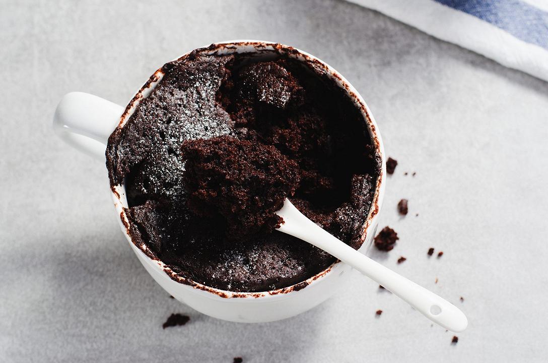 Torta in tazza (Mug cake), una ricetta ricca di cioccolato che cuoce in 2 minuti