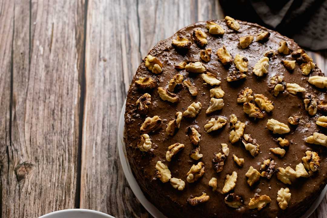 Torta noci e cioccolato, la ricetta semplice per farla morbida