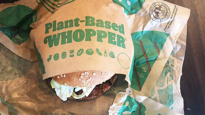 Burger King cuoce il Whopper plant based “sulla stessa griglia della carne” e dirlo è la migliore strategia