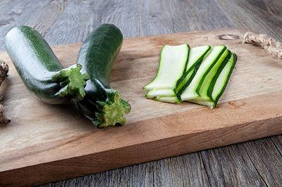 Lavate e tagliate le zucchine