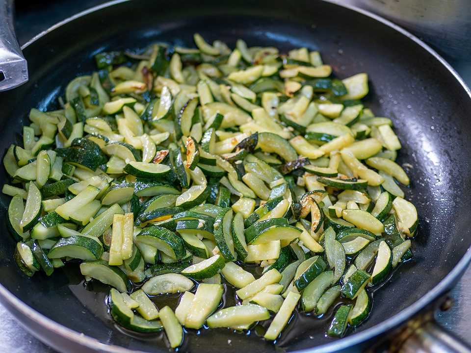 Zucchine trifolate in padella, la ricetta di un contorno veloce e semplicissimo