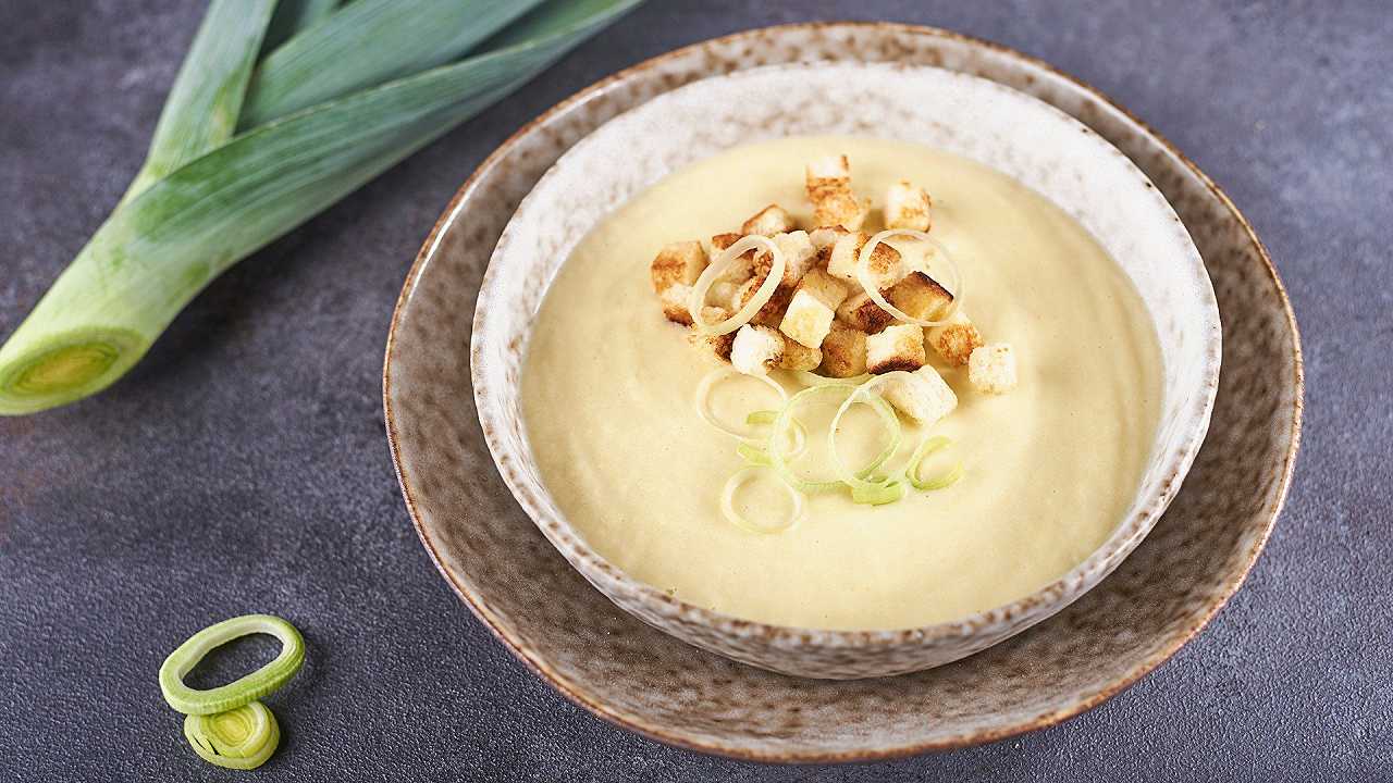 Vichyssoise, la ricetta della vellutata fredda di porri e patate