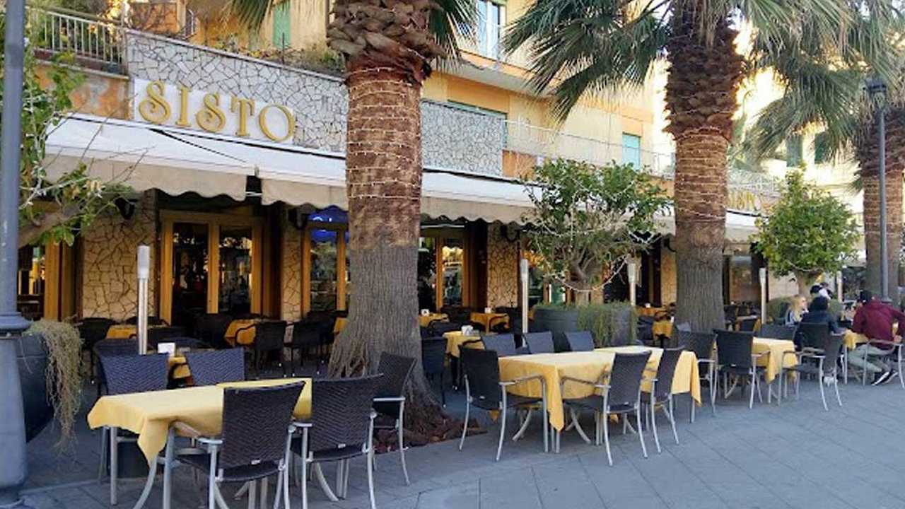 Il Bar Sisto, storico locale di piazza Anco Marzio a Ostia, è stato messo in vendita