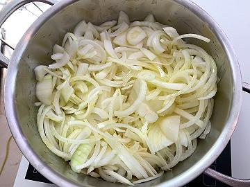 Rosolate la carota, il sedano e la cipolla