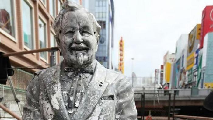 In Giappone una statua di KFC è stata recuperata da un fiume dopo 15 anni per colpa di una maledizione