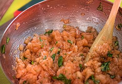Tritate il salmone e mescolatelo agli altri ingredienti