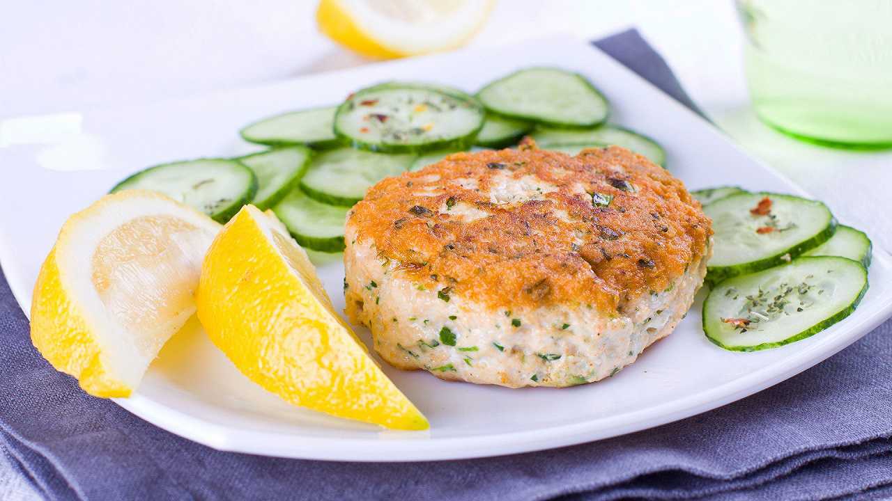 Hamburger di salmone, una ricetta veloce e poco calorica