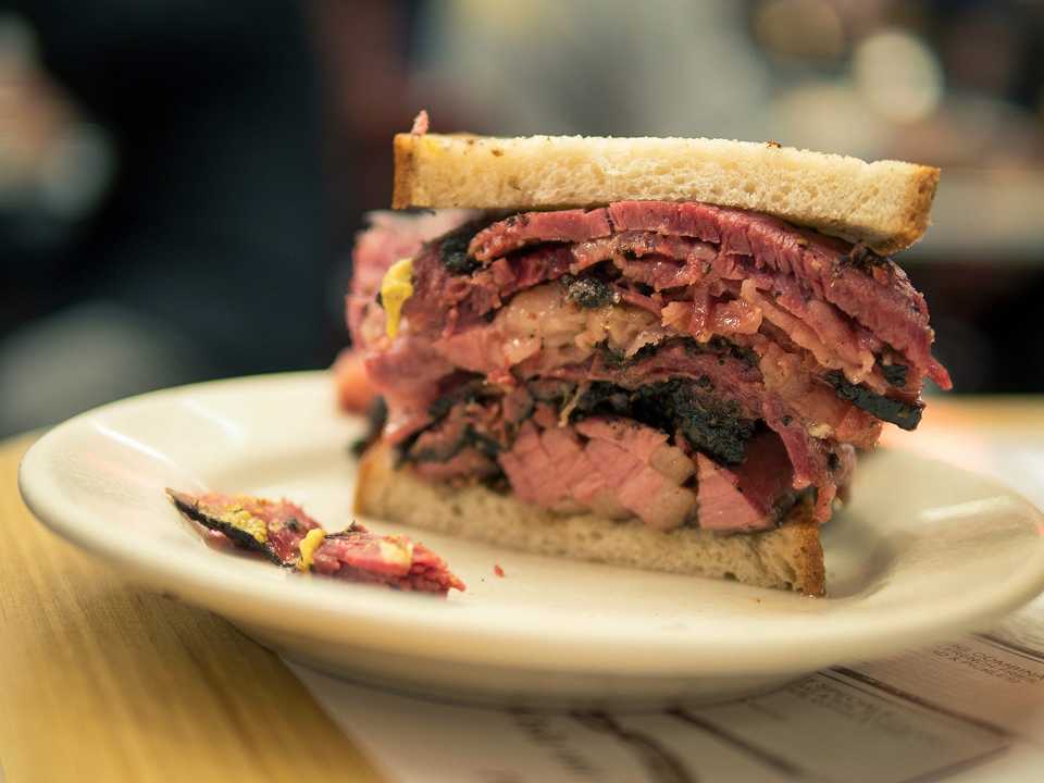 Pastrami, il manzo speziato e salato del sandwich più famoso di New York