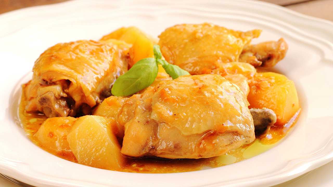 Pollo in umido con patate, la ricetta per un secondo semplice e veloce